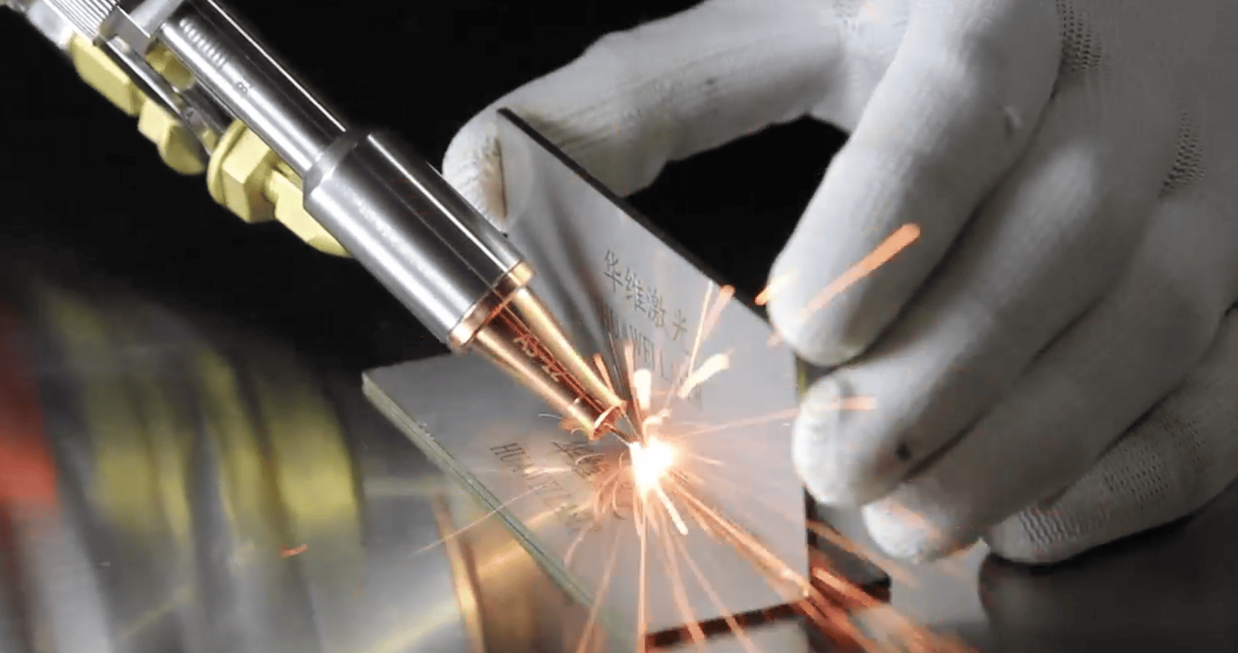 Kuidas on 4-in-1 käeshoitava laserkeevitusmasina mõju puhastusõmbluste puhastamisel?